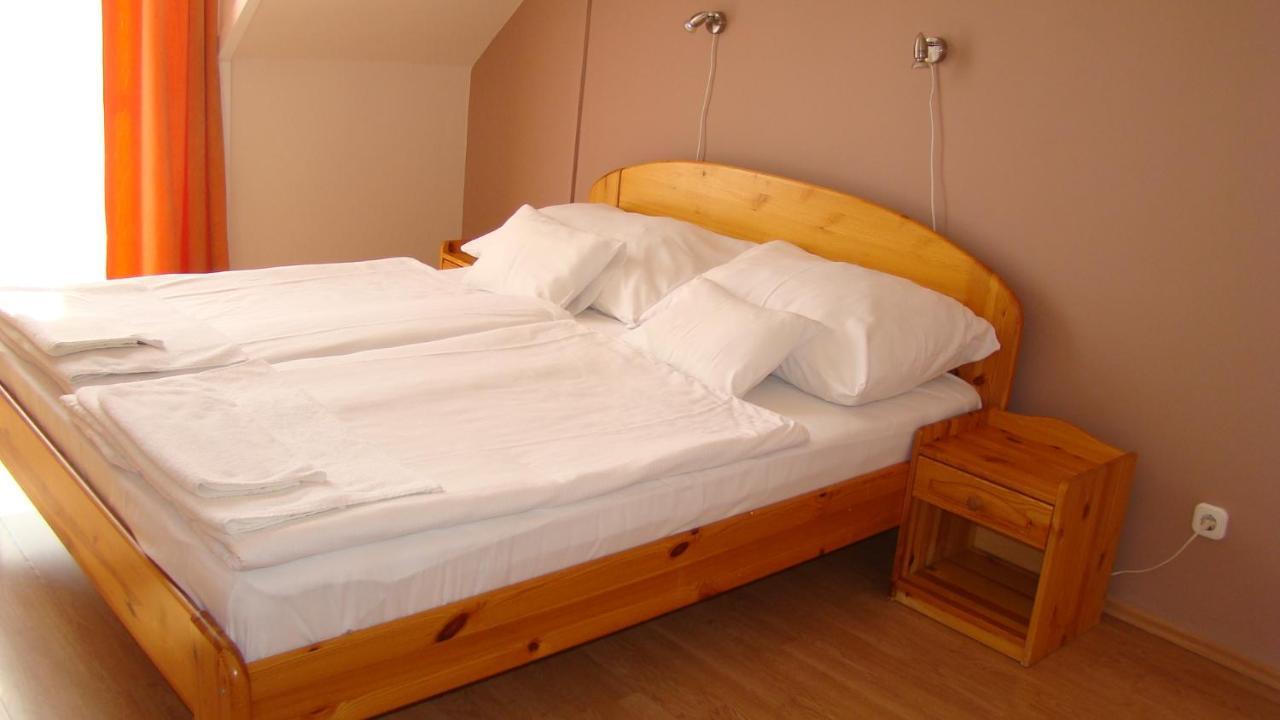 Thermal Apartmanhaz Komárom Esterno foto
