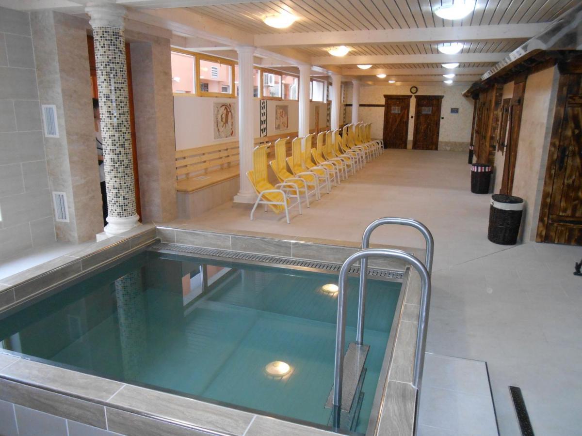 Thermal Apartmanhaz Komárom Esterno foto
