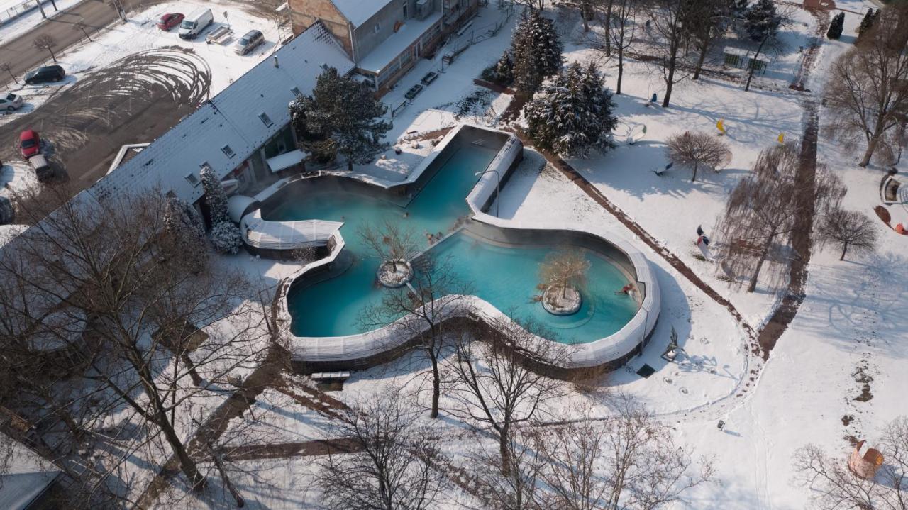 Thermal Apartmanhaz Komárom Esterno foto