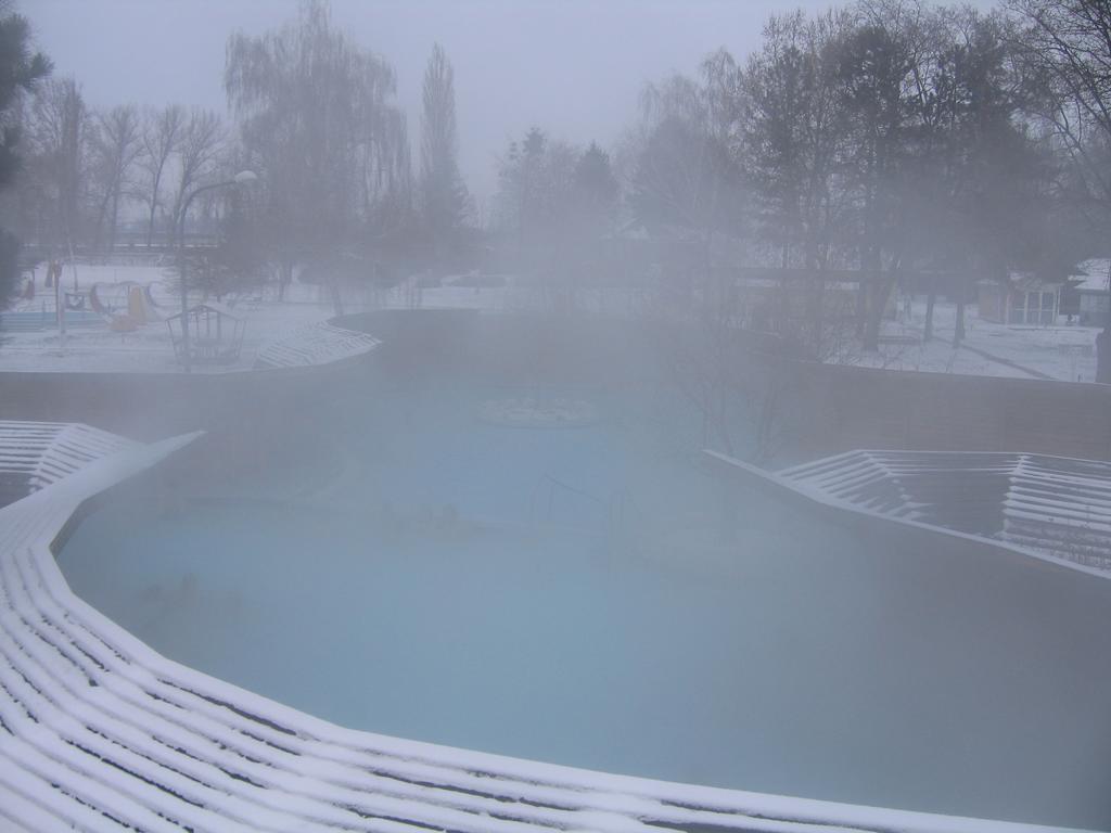 Thermal Apartmanhaz Komárom Esterno foto