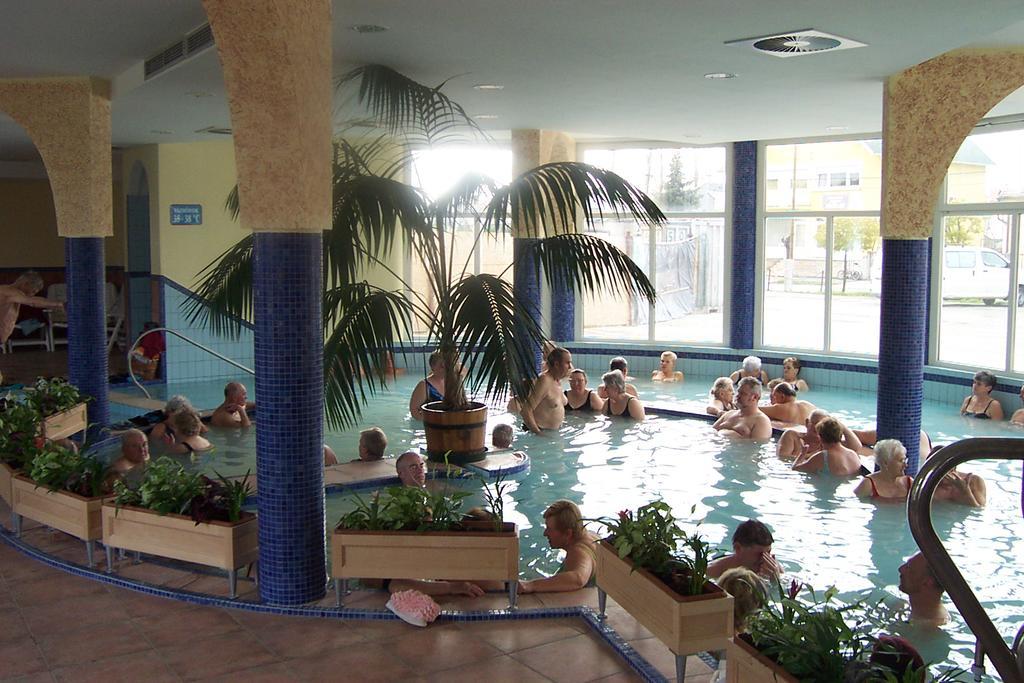 Thermal Apartmanhaz Komárom Esterno foto