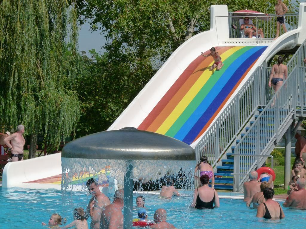 Thermal Apartmanhaz Komárom Esterno foto