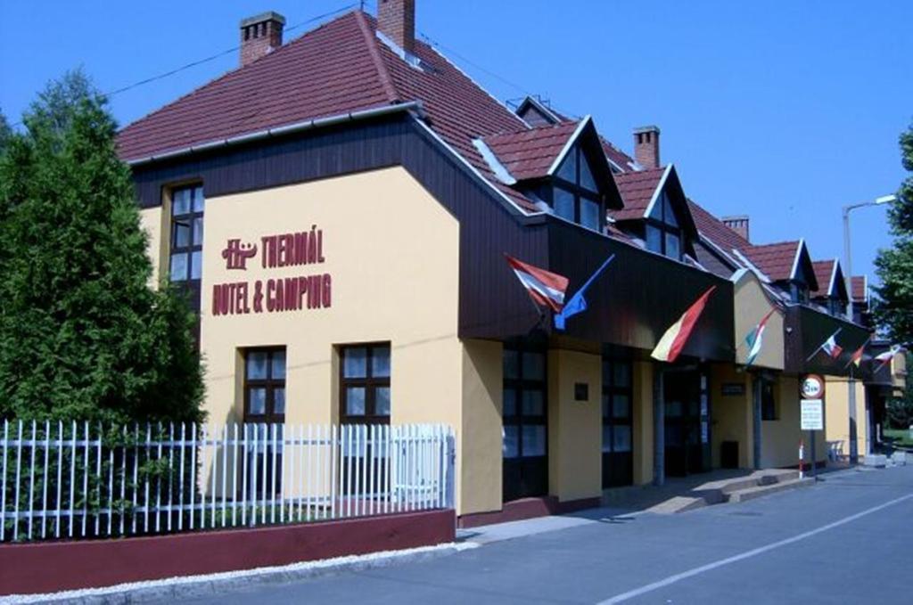 Thermal Apartmanhaz Komárom Esterno foto